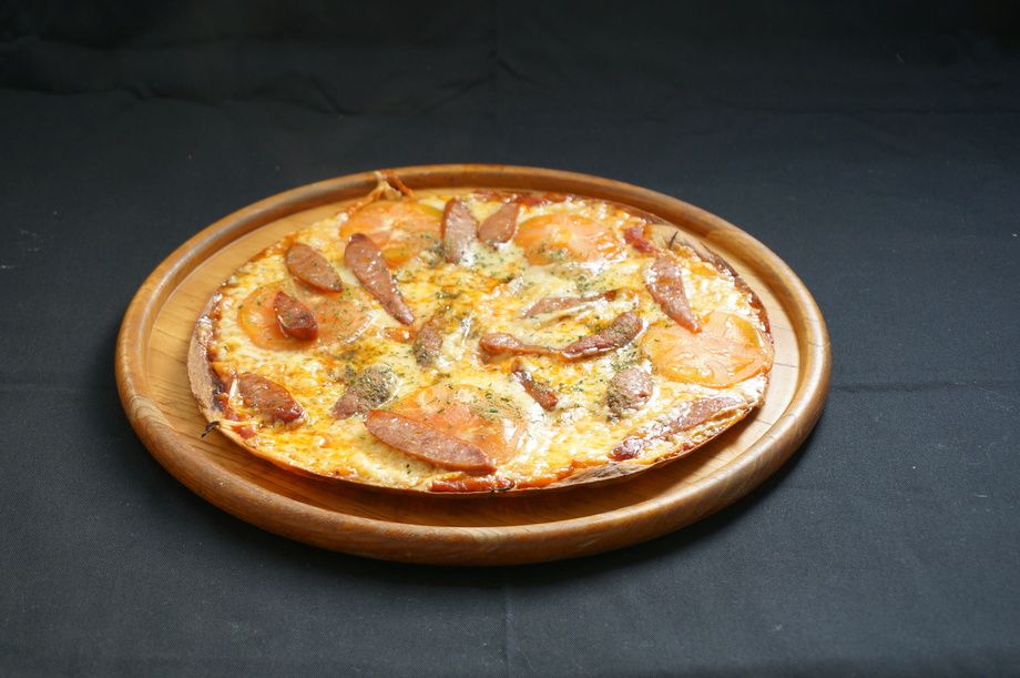 ピリ辛チョリソーソーセージとトマトのピザ～ピザ各種