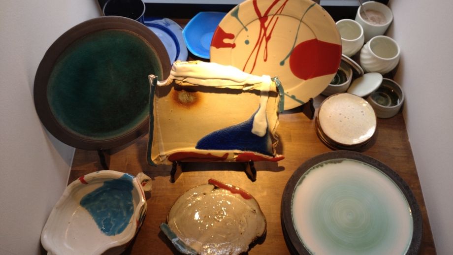 信楽、常滑、備前、立杭など各地で買付てきた陶磁器もお楽しみ下さい（0000）