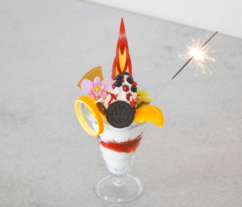 スーパーサンデー(花火の付いたフルーツパフェ）