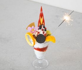 スーパーサンデー(花火の付いたフルーツパフェ）