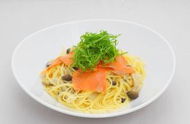 キノコとスモークサーモンのパスタ・青紫蘇添え
