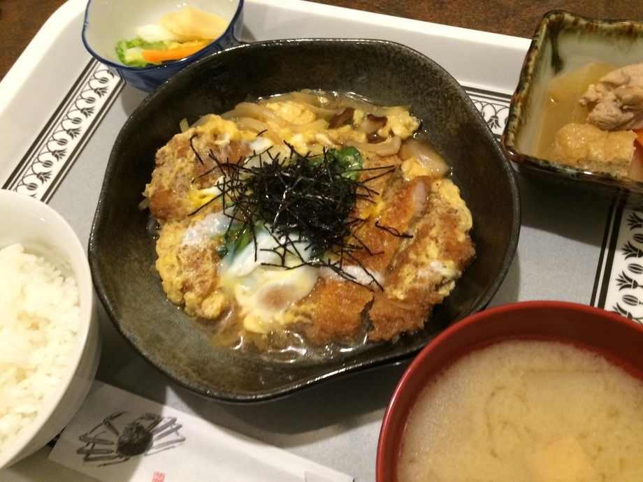 【ランチ】カツ煮定食 (小鉢・汁物・漬物付)（1080円）