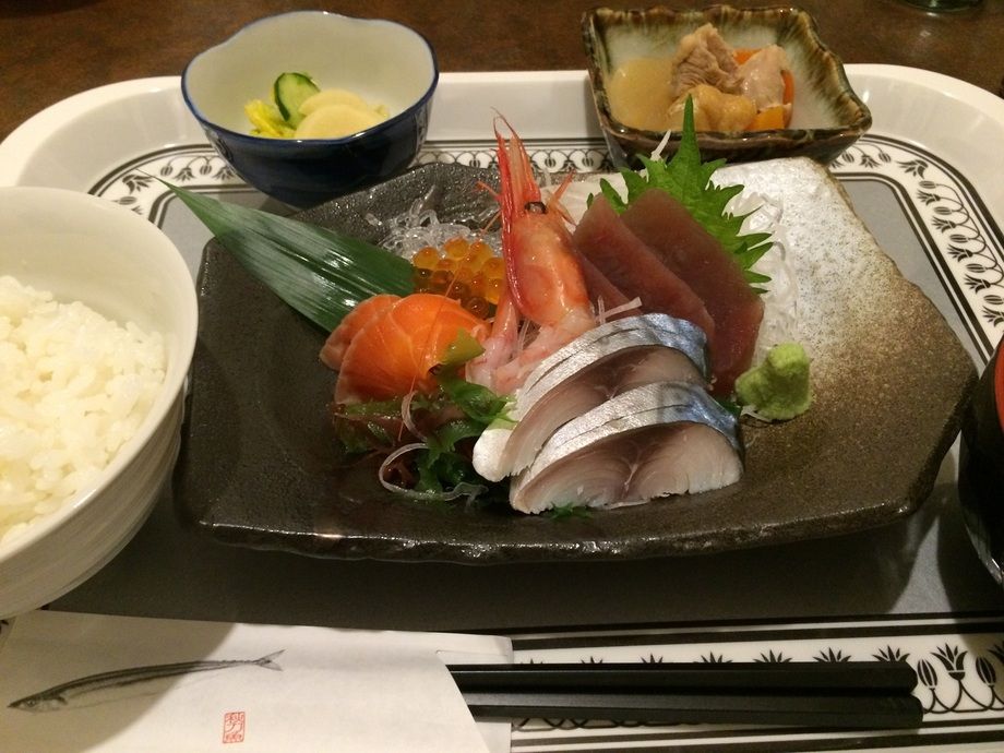 【ランチ】刺身定食 (小鉢・汁物・漬物付)（1380円）