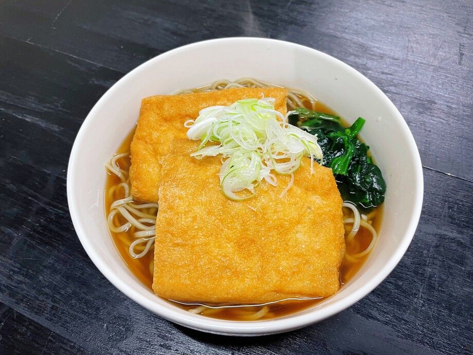 栃尾のジャンボ油揚げを使用 きつねそば