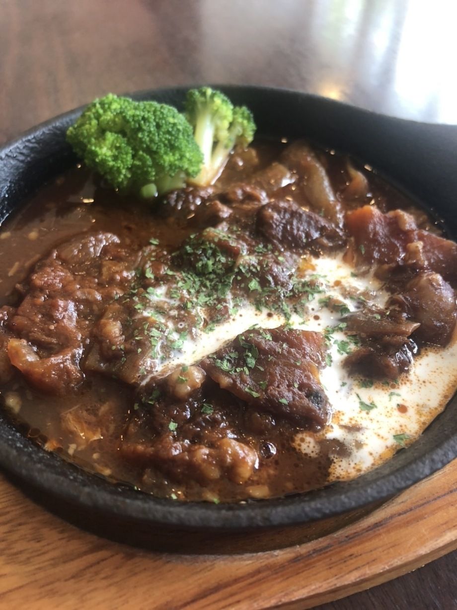 牛すじのトロ～り赤ワイン煮込み（900円(税込み990円)）