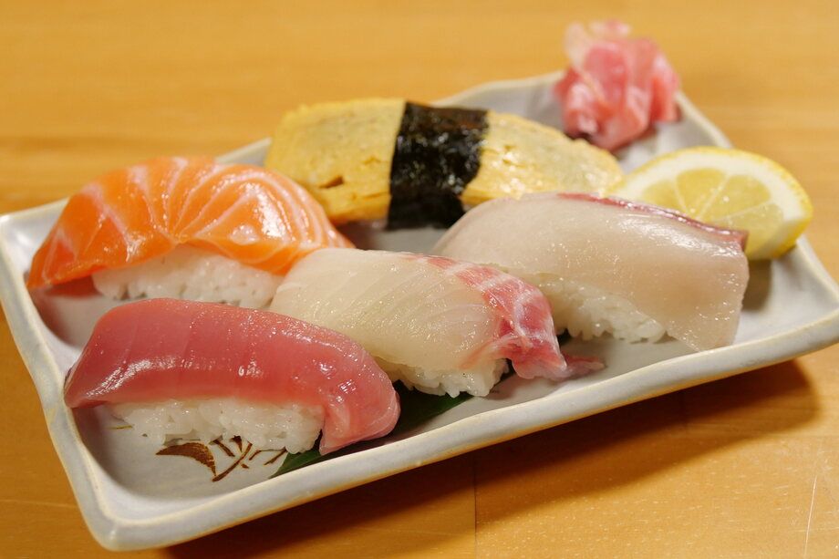 お寿司盛り合わせ
