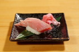 マグロ中トロにぎり