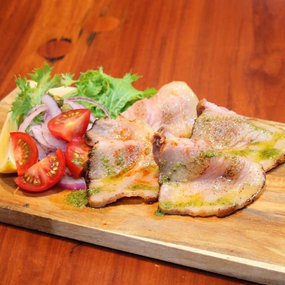 せせらぎ豚の炙りローストポーク　内藤とうがらしと柚子胡椒のサルサヴェルデ