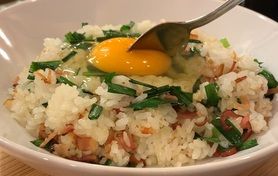 ニラとベーコンのバターライスTKG風