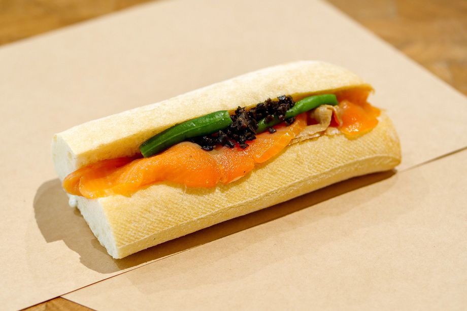 青森県産スモークサーモン＆オリーブのサンド
