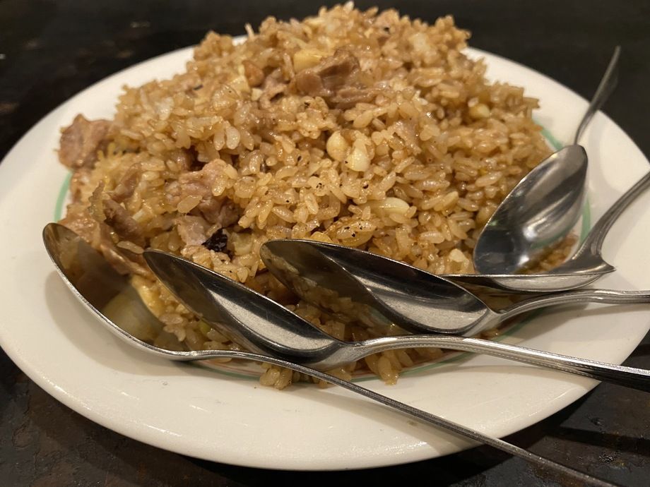 大盛無料！小盛半額！当店チャーハン人気ナンバーワン「にんにく丸一個ガーリックチャーハン」큰 모듬 무료!  작은 모듬 반액!  저희 가게의 볶음밥 인기 넘버원!  마늘 한 개 전부 들어간 "마늘 볶음밥"