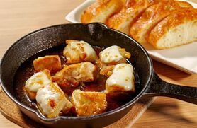 日南鶏とモッツァレラチーズのアヒージョ