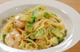 エビとアボカドのクリームパスタ