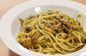 スモークサーモンとポルチーニ茸のジェノベーゼパスタ