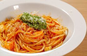 自家製トマトソースとバジル、モッツァレラチーズのパスタ