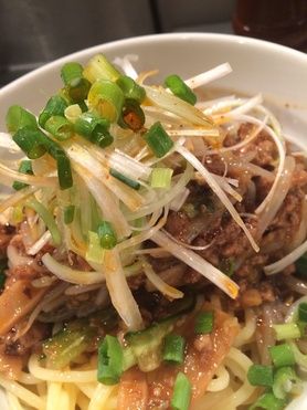 亞がリコ風 ジャージャー麺