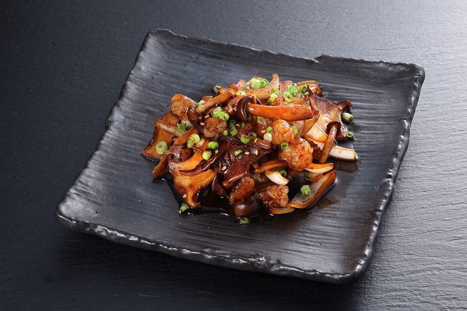 鉄板焼き　ホルモンときのこの焦がし醤油炒め