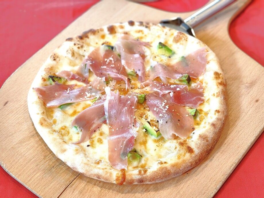 アボカド＆生ハムのクリームソースピザ