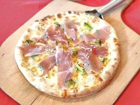 アボカド＆生ハムのクリームソースピザ