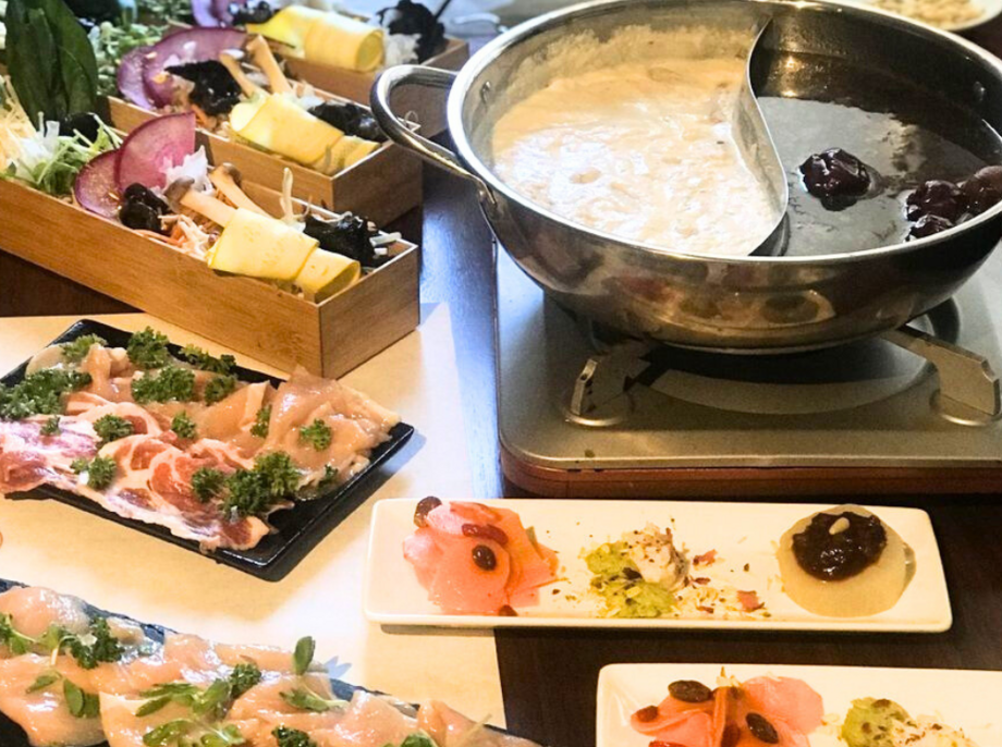 薬膳火鍋　美桜鶏と三元豚コース　5種類の薬膳出汁から選べる2色鍋（1名様　5,800円（2名様～））