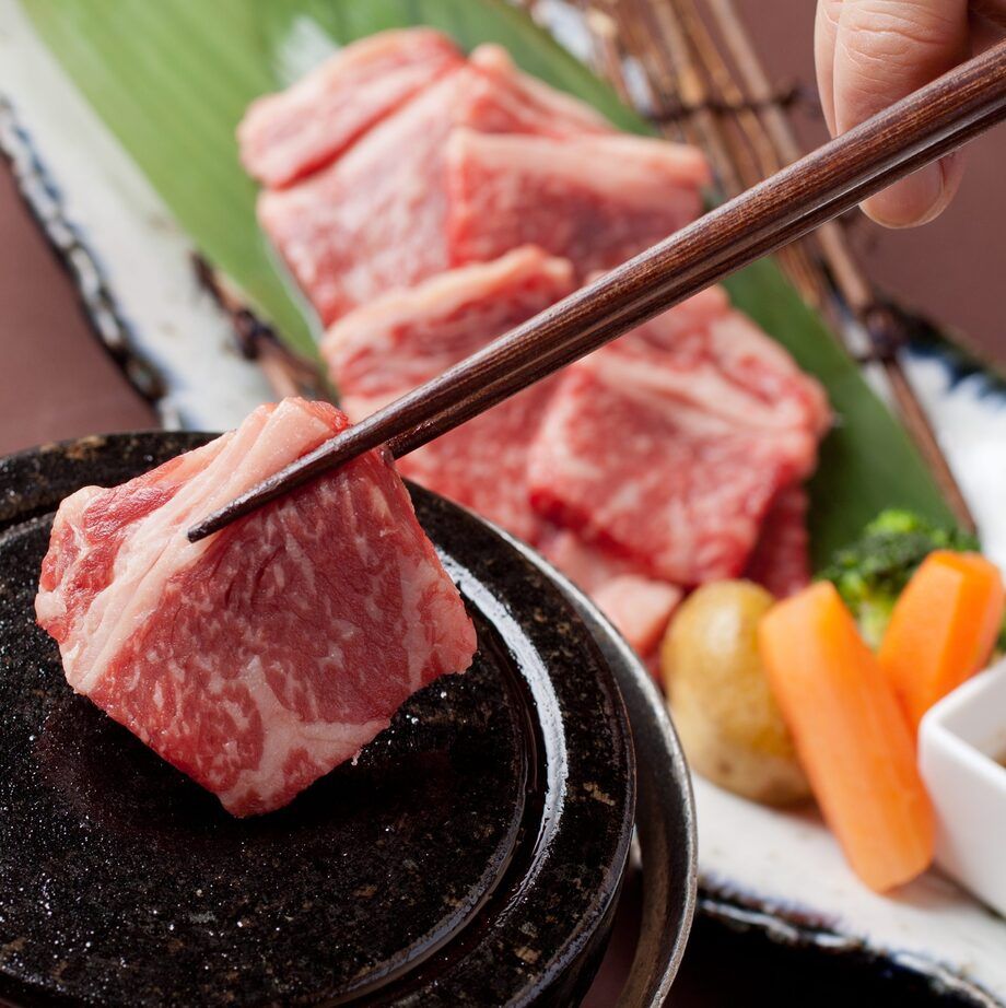 霜降り和牛の石焼き　たっぷり香菜タレ添え