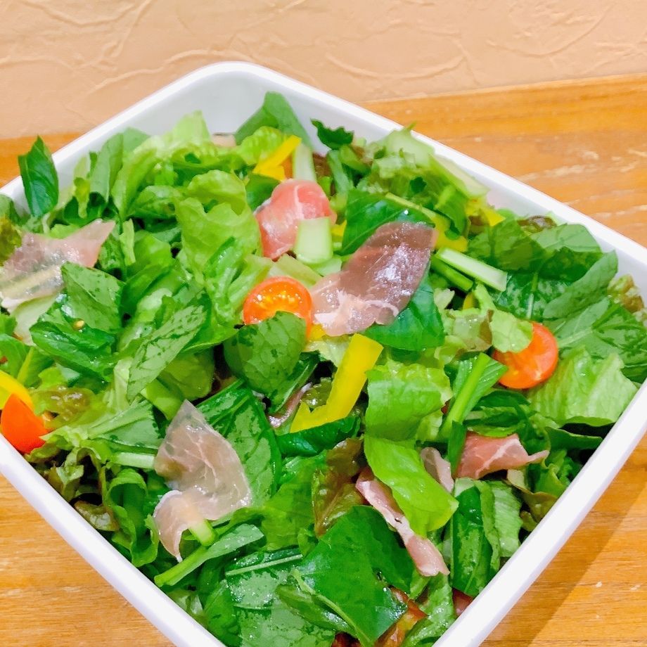 生ハムと小松菜のサラダ（100g280円(税込)）