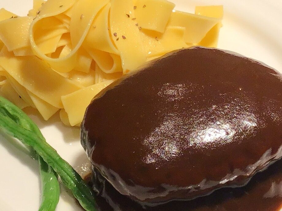 牛肉100%使用の自慢のジューシーハンバーグ&自家製デミグラスソース