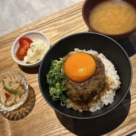 京たまごハンバーグ　日替わり副菜＆汁物付き