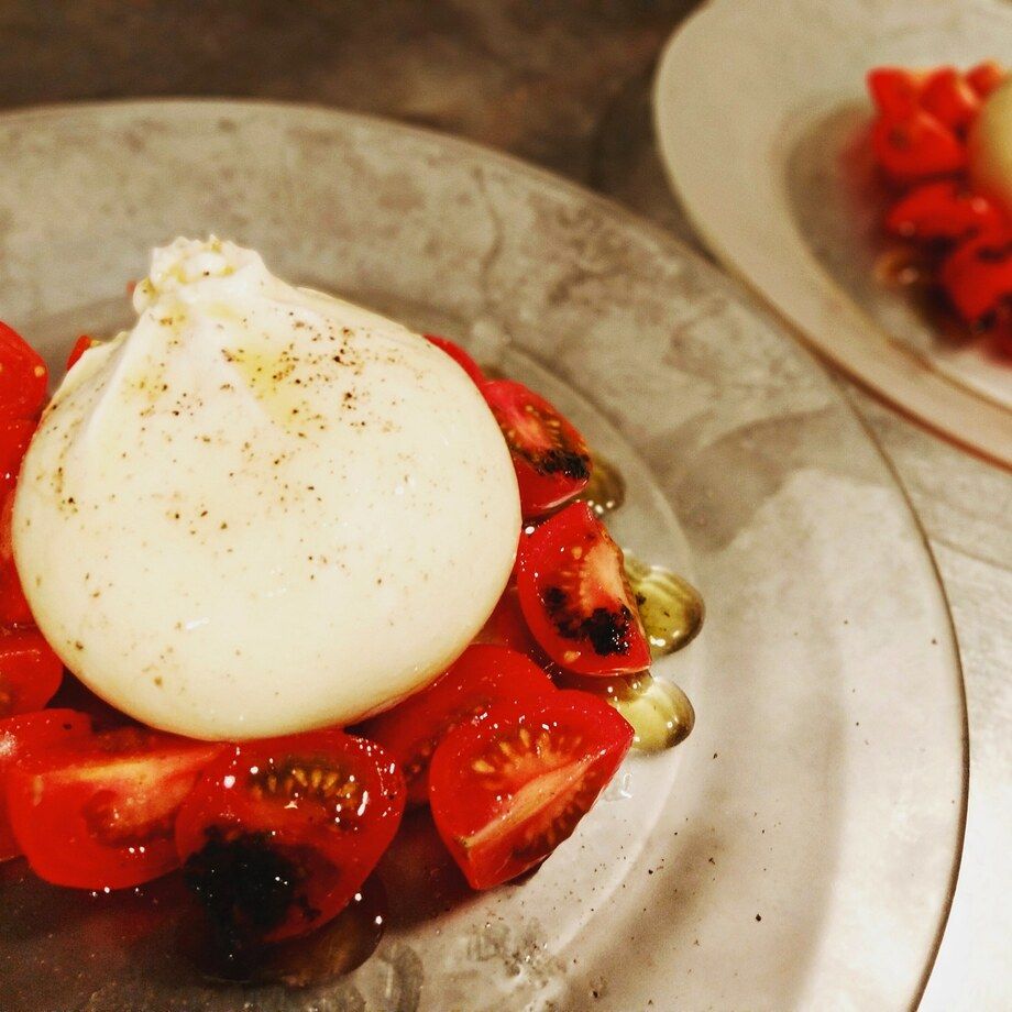 ブラータチーズのカプレーゼ（￥1500）