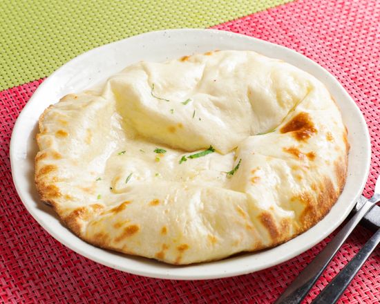 炭火焼ガーリックナン(GARLIC NAAN)