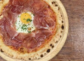 生ハムと半熟卵のビスマルク