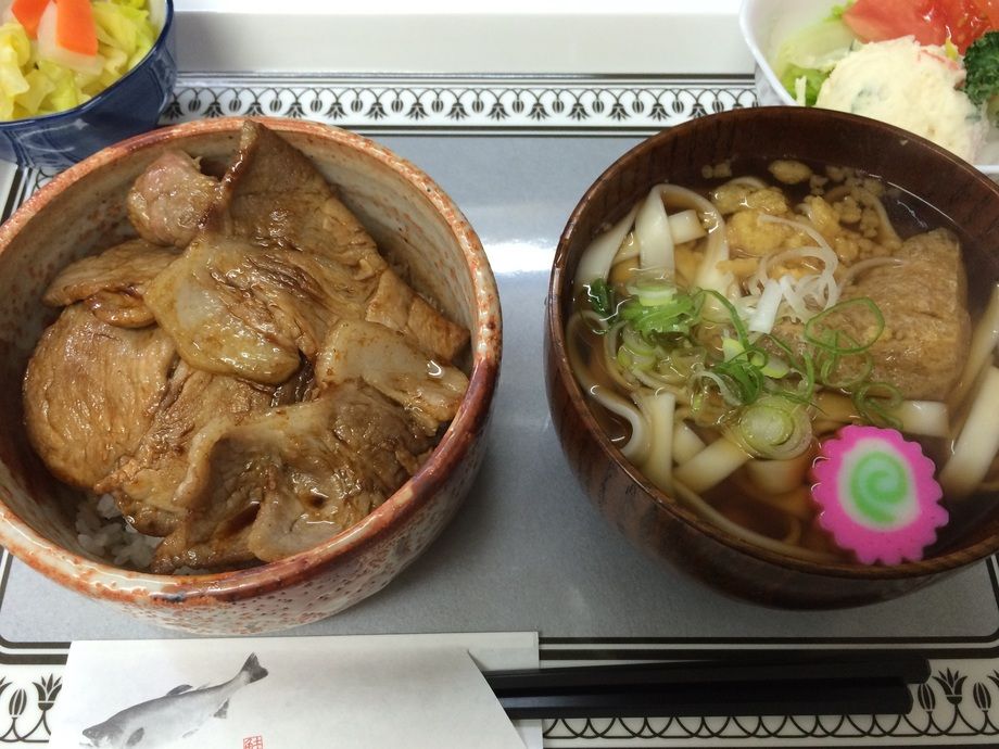 【ランチ】ミニ豚丼＋ミニうどんセット 漬物付き（980円）