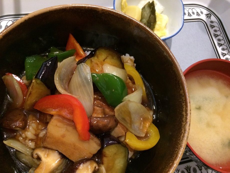 【ランチ】角煮丼(汁物・漬物付)（900円）