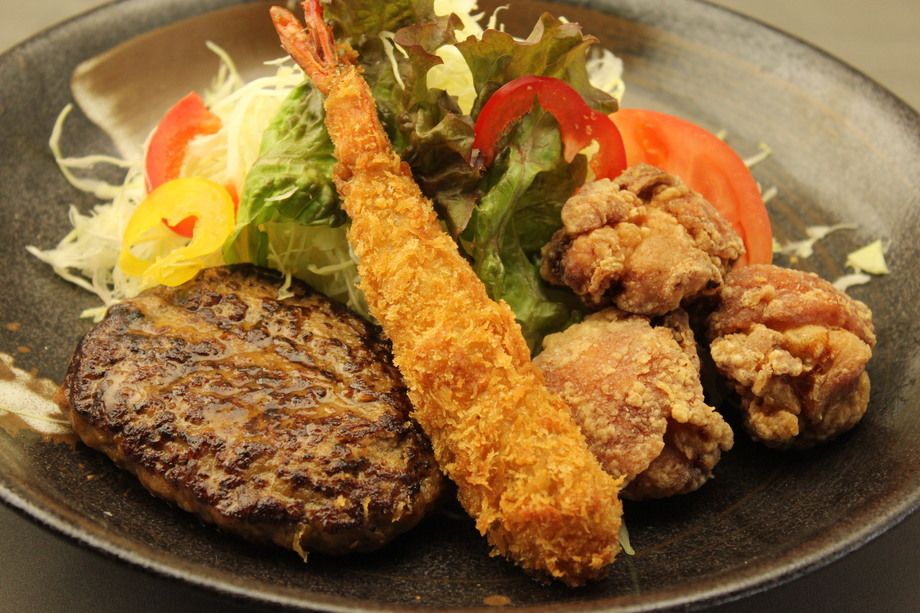 ハンバーグ＆エビフライ＆唐揚げ御膳（サラダバー・ドリンクバー付。セルフでマイ御膳。）