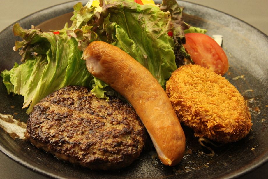 ハンバーグ＆ソーセージ＆牛肉コロッケ御膳（サラダバー・ドリンクバー付。セルフでマイ御膳。）
