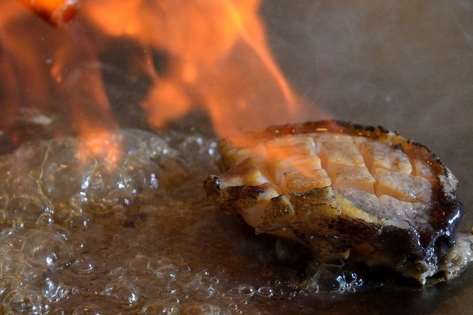 活け蝦夷鮑 踊り焼きステーキ・エイジングビーフステーキ等全７品！　【ディナー】（１１，９８０円（消費税・サービス料込）　※個室のご利用は、+１，０００円）