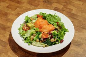 サーモンとアボカドの美活応援サラダ