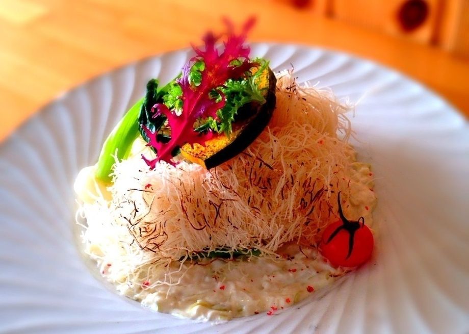 白身魚のカダイフ包み 白ねぎのクリームソース