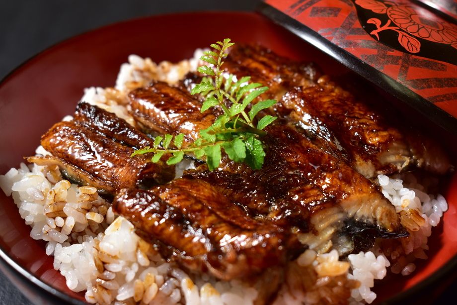 うなぎ丼　（2,400円+税　　　2,640円）