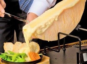 E.彩り野菜と希少部位牛さがり肉ステーキのチーズラクレット