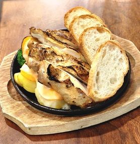 D.こんがりローストチキンと彩り野菜のチーズラクレット