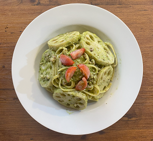 サルチッシャとれんこんのバジルクリームパスタ