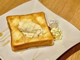 居酒屋のハニートーストアイス添え