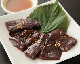 牛レバ刺し Raw Beef Liver 