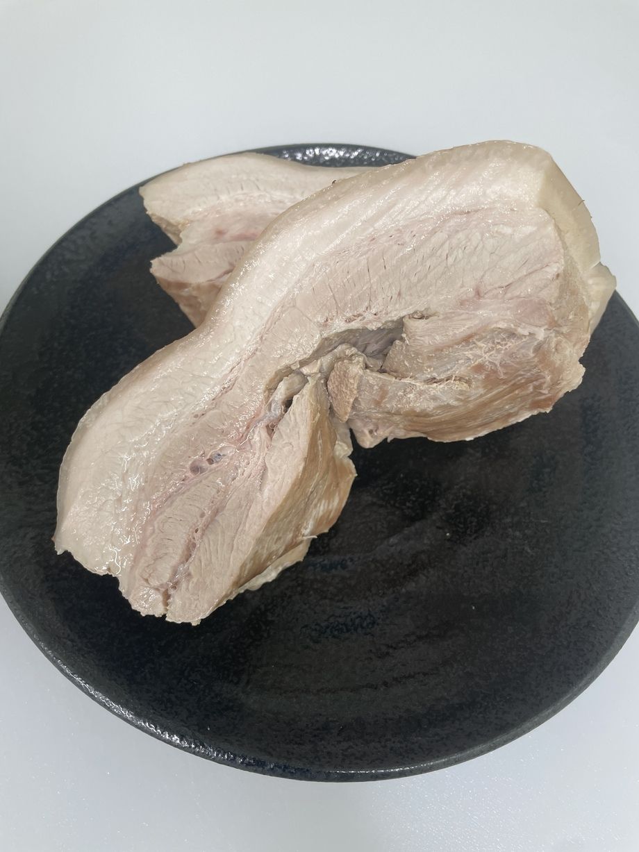 蒸し豚（皮付） Steamed Pork 