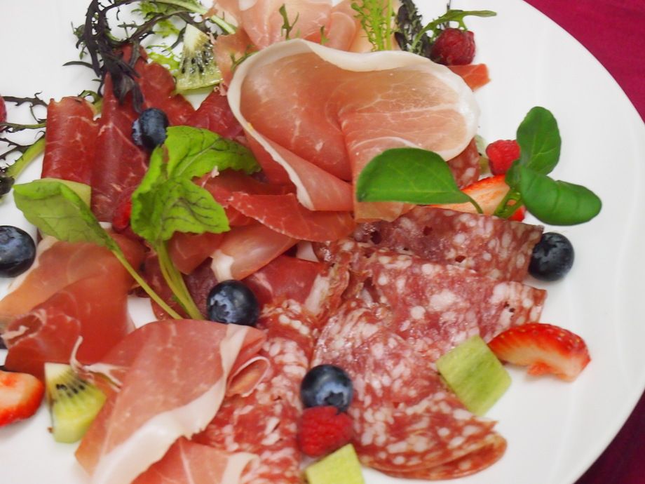パルマ産18か月熟成の生ハムとサラミ盛り合わせ