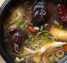 薬膳鶏Soup -Herbal Chicken Soup- (With Chicken Thighs on the Bone)