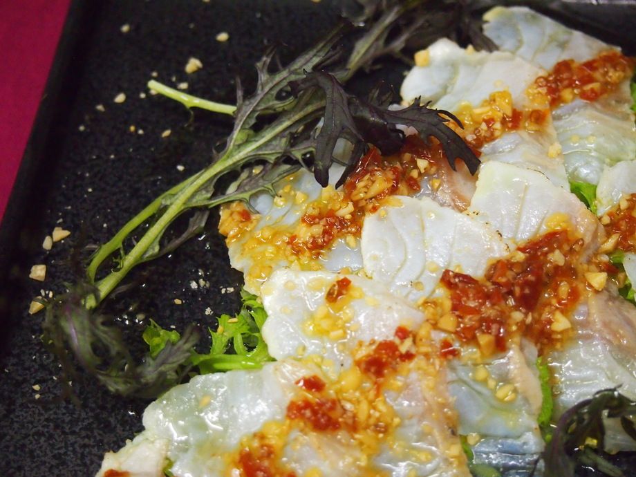 軽く炙った新鮮な白身魚のカルパッチョ