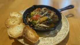 ビアンコ特製彩り野菜とアサリのアヒージョ