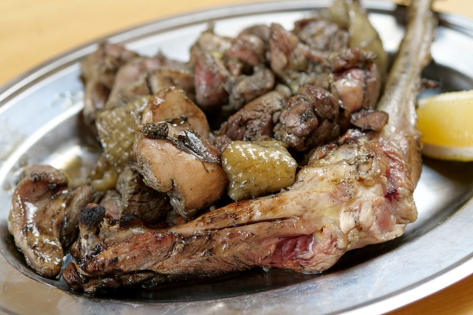 ・地鶏の炭火もも焼き「こだわりの若鶏使用」